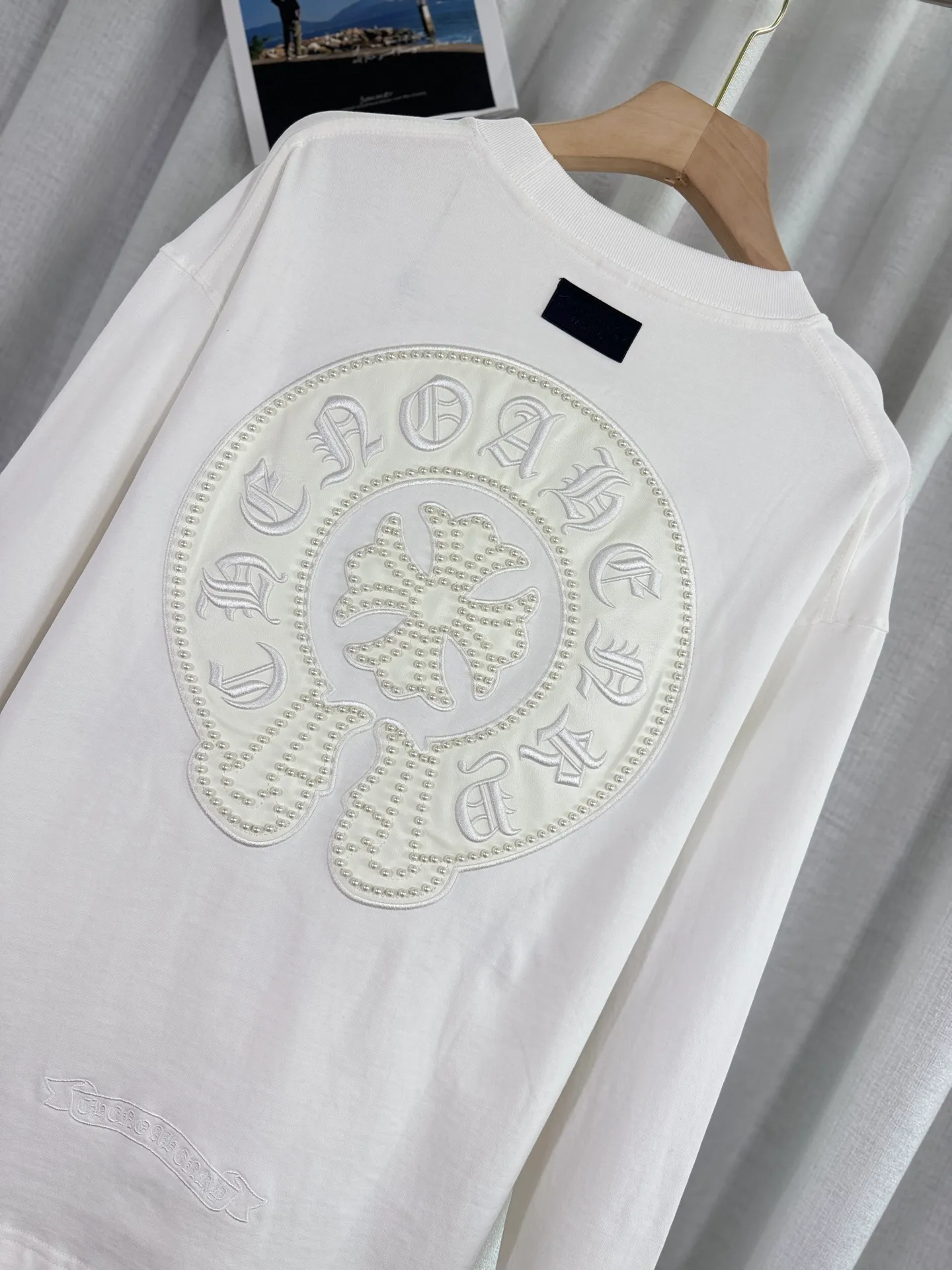 P260 top version, real shot without P, ​​different from market currency) 𝗖𝗵𝗿𝗼𝗺𝗲 𝗛𝗲𝗮𝗿𝘁𝘀/Cro Heart 2025 Autumn and Winter Pearl Compass Casual Long Sleeve 👑The highest version! Customized fabric 320g fabric! Pearl compass, genuine leather cut. Best-selling model at the counter. Very comfortable to wear. Accessories: original molded and authenticated collar label➕100% silk wash label. Genuine purchase-grade original hangtag➕matching hanging rope➕3D hanging beads➕original packaging bag. Craftsmanship: The original version has consistent wiring! The highest version of the armhole matching technique! Color: White Black Size: S M L XL Style No.: 5170